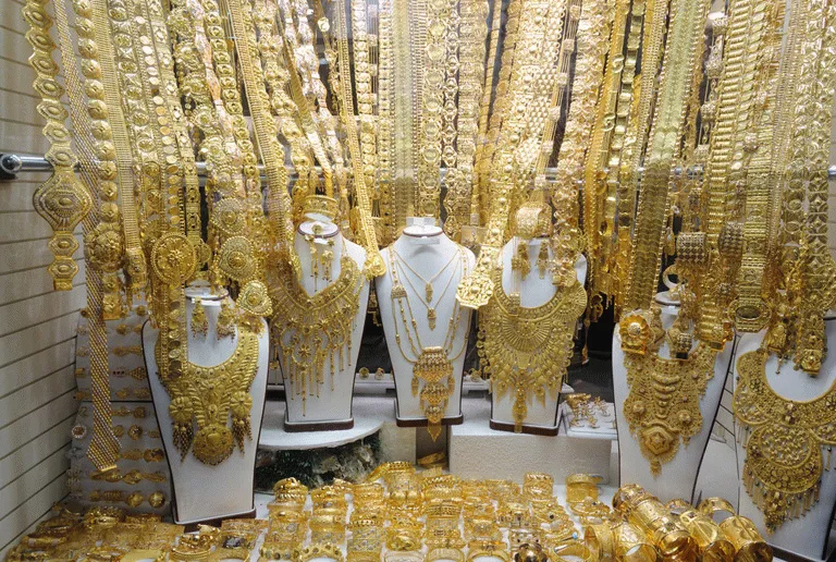 Guld är billigt i Dubai. Guldmarknaden ligger i Deira och är värt ett besök 